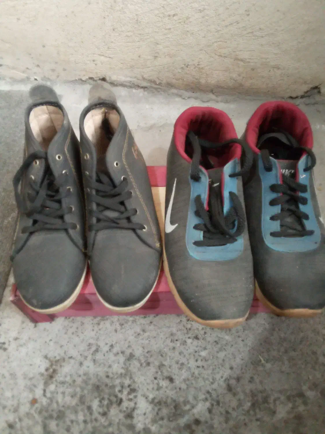 تعدادی کتونی|کیف، کفش، کمربند|رشت, منظریه|دیوار