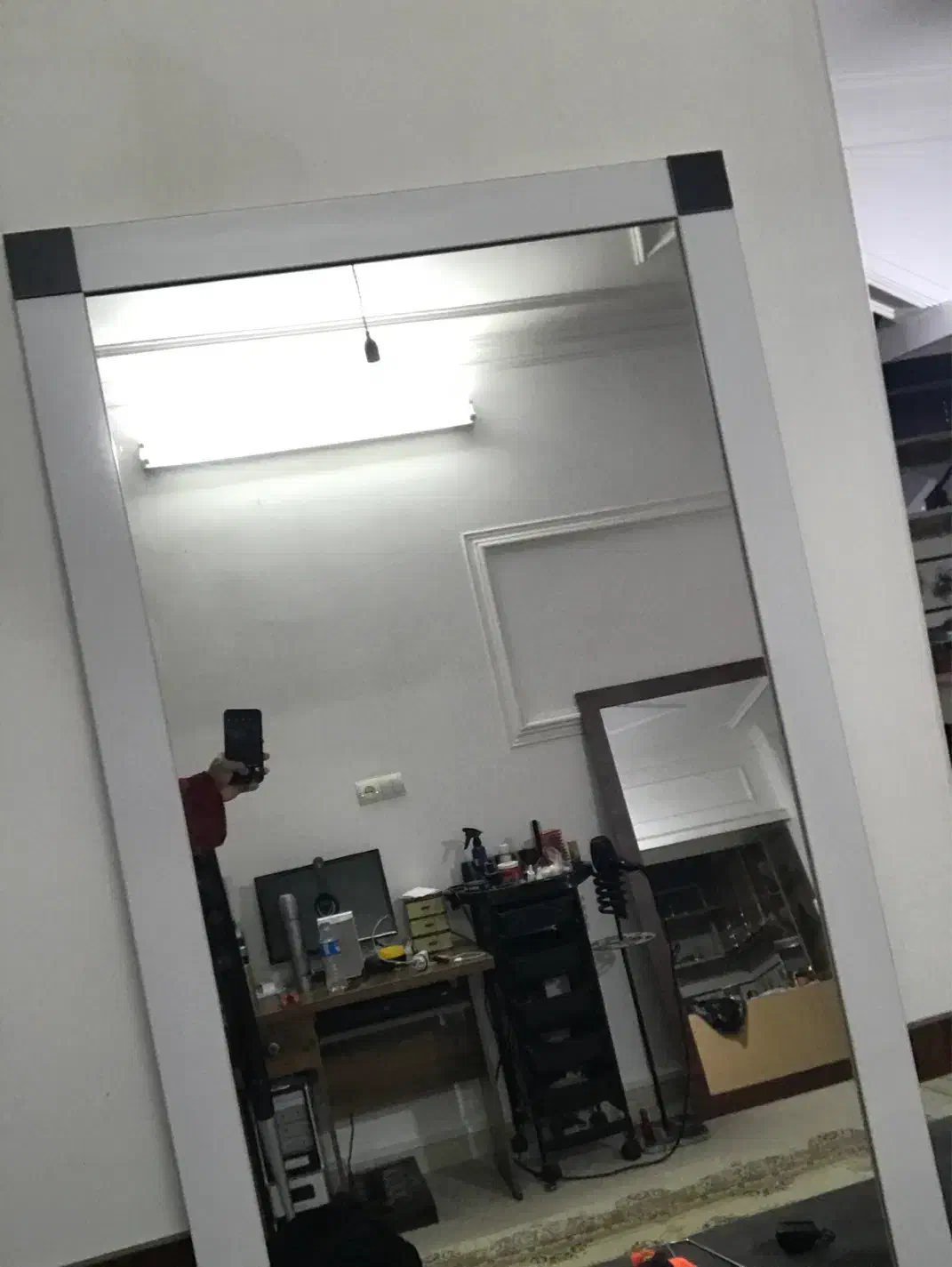 میز آرایشی و‌ صندلی و آینه|آرایشگاه و سالن‌های زیبایی|ساری, |دیوار