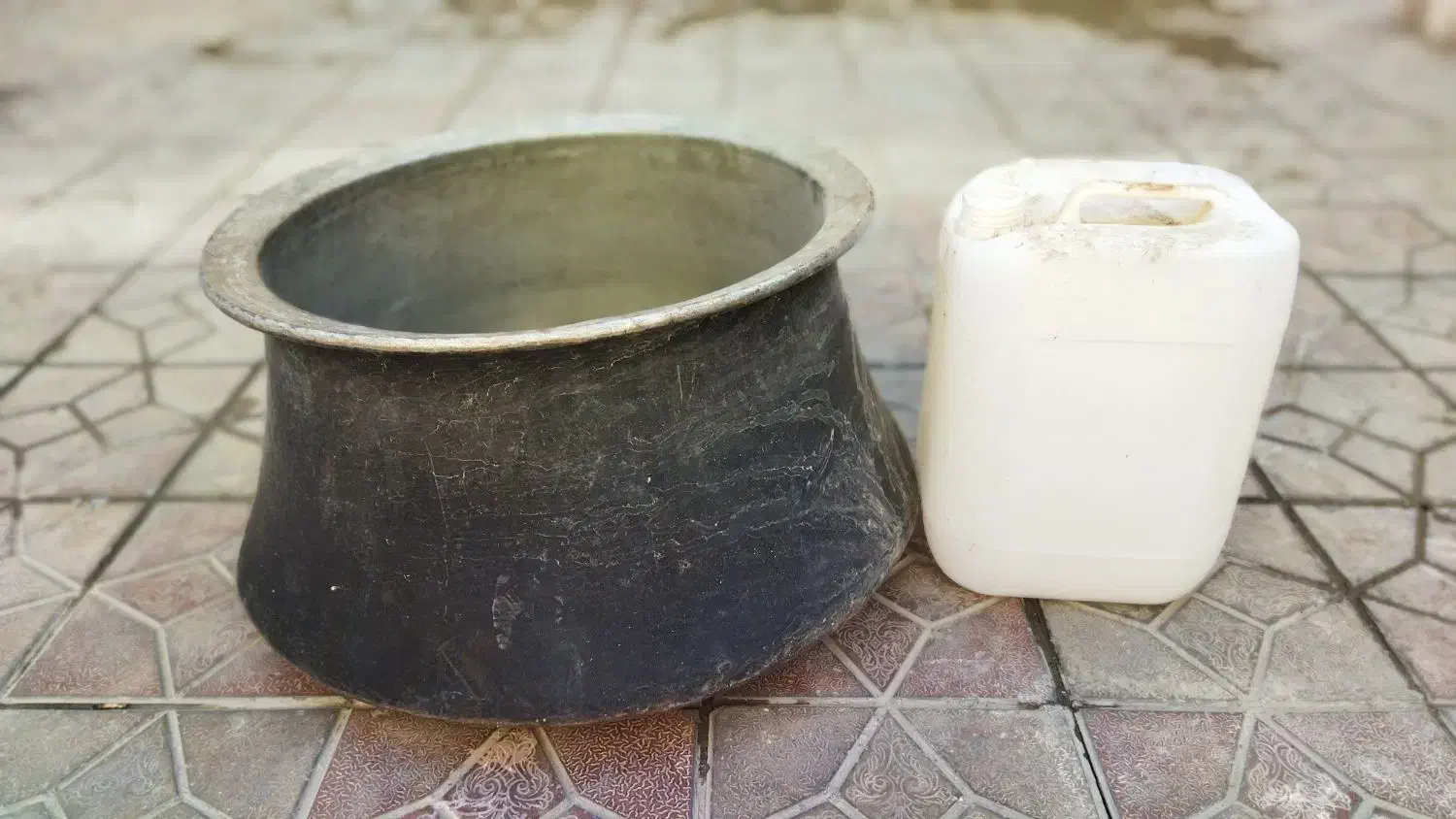 دیگ مسی قدیمی|کلکسیون اشیاء عتیقه|ابریشم, |دیوار