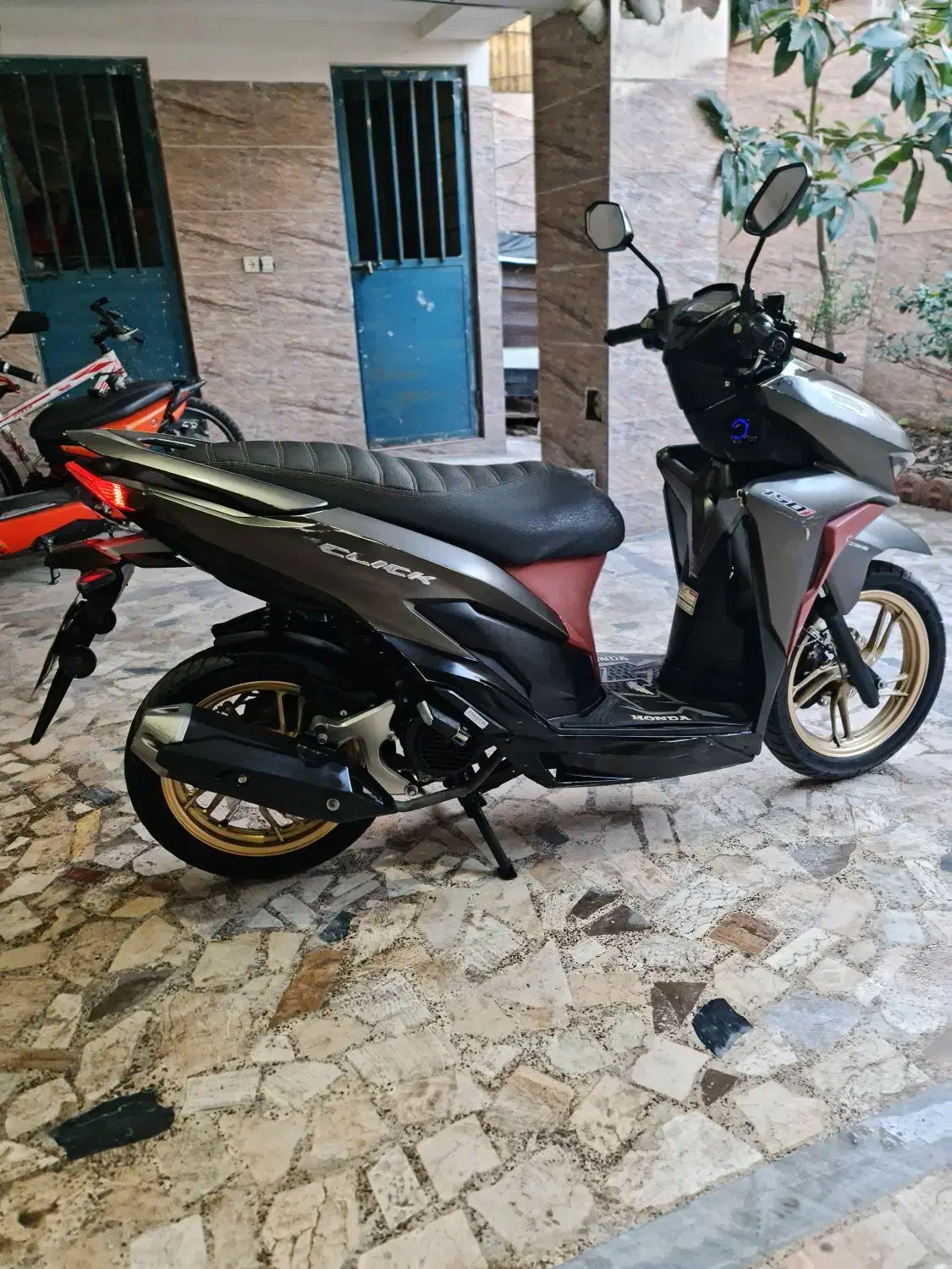 کلیک ۱۵۰ مدل۱۴۰۰|موتورسیکلت|رشت, پیرکلاچای|دیوار