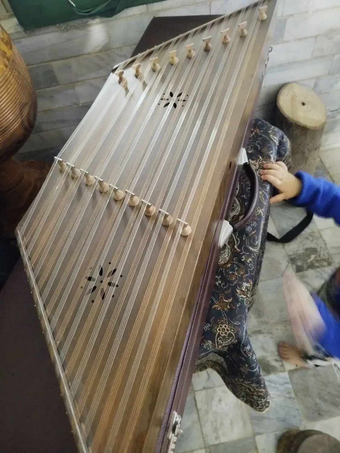 سنتور سنایی|سازهای سنتی|ملایر, |دیوار