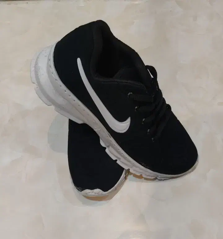 کتونی|کیف، کفش، کمربند|رشت, دیلمان|دیوار