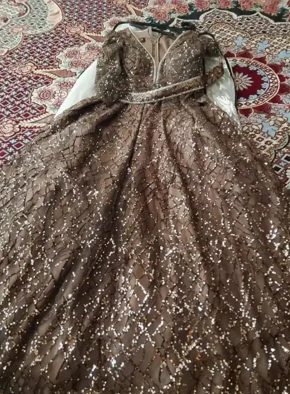 لباس مجلسی|لباس|صومعهسرا, |دیوار