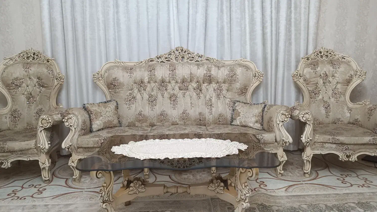 مبل ۹ نفره سلطنتی|مبلمان خانگی و میز عسلی|رباطکریم, مسکن مهر آبشناسان|دیوار