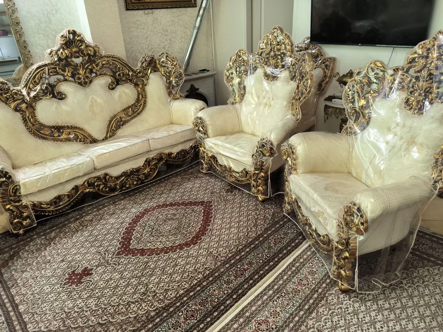 مبل سلطنتی شاه نشین و غذاخوری در حد نو هست|مبلمان خانگی و میز عسلی|خوی, |دیوار