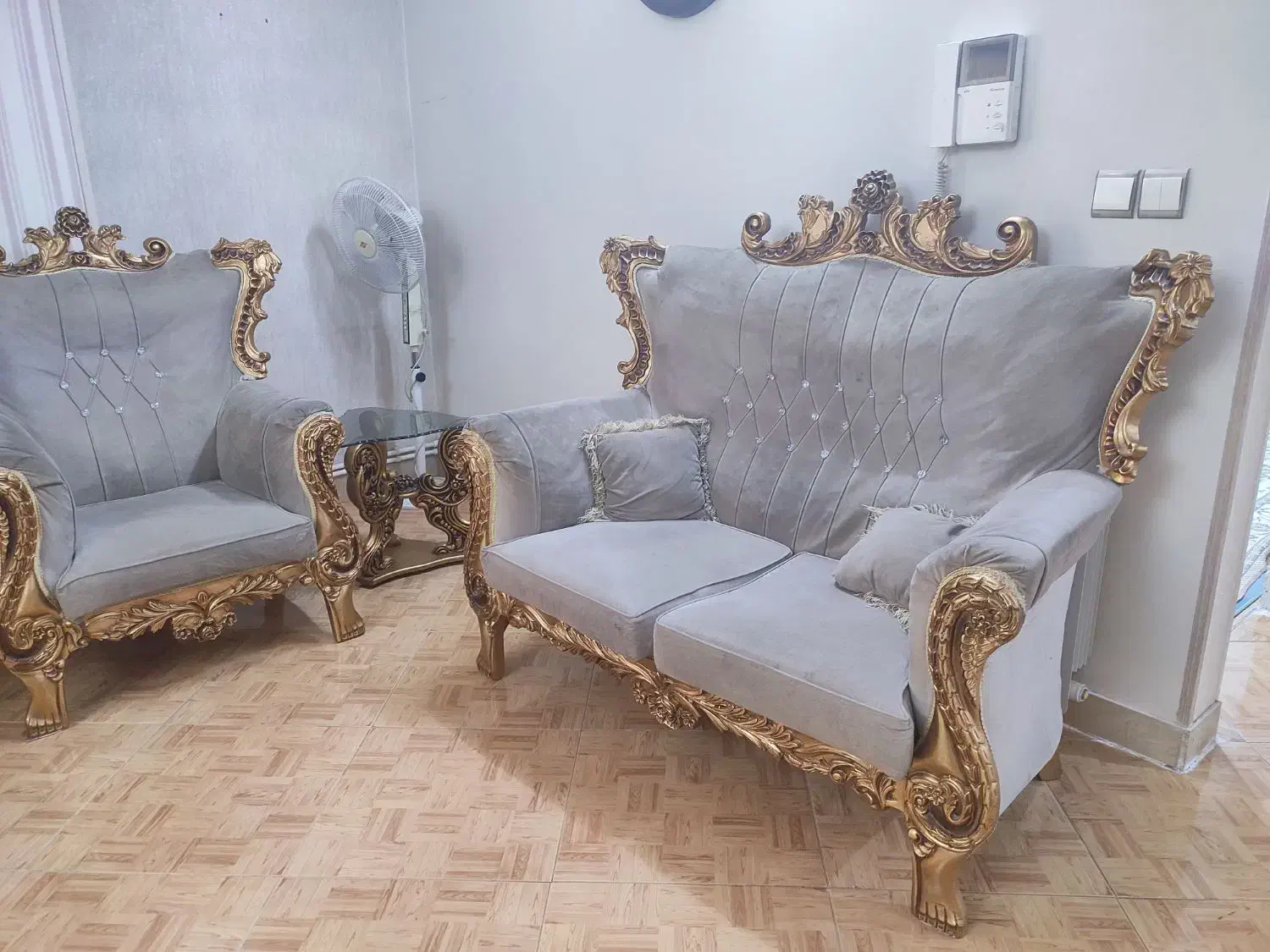 مبل نیم ست سلطنتی طلایی|مبلمان خانگی و میز عسلی|کرج, باغستان|دیوار