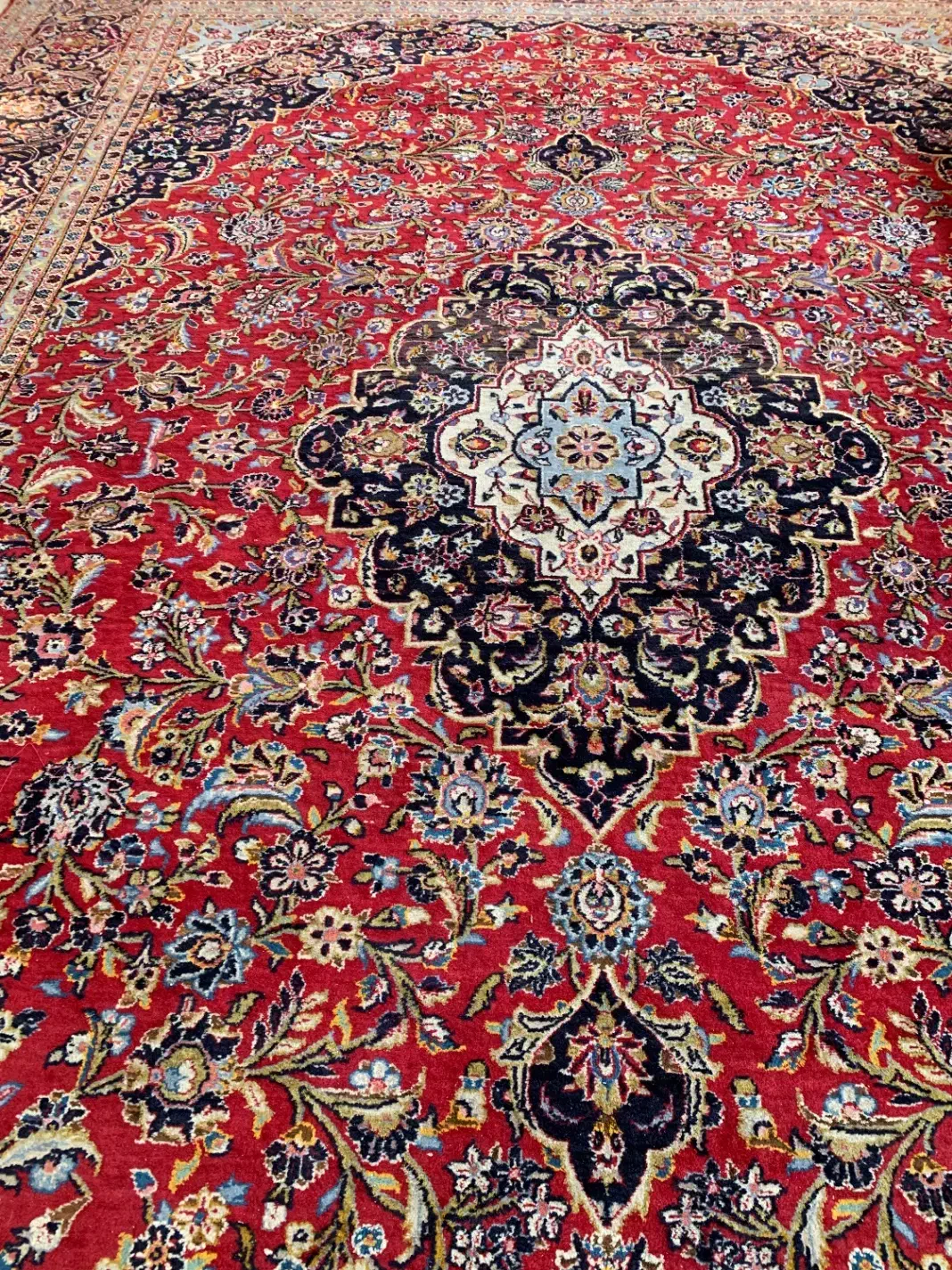 فرش دستباف ۱۵ متری و میز ناهارخوری ۶ نفره سالم|فرش|فردیس, قریشی|دیوار