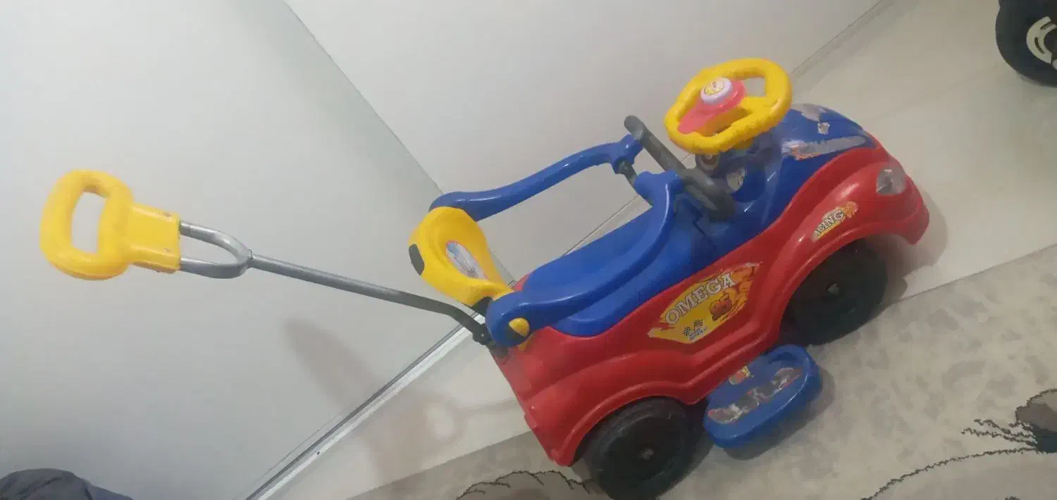 ماشین کودک|اسباب‌بازی بچه|ری, علایین|دیوار