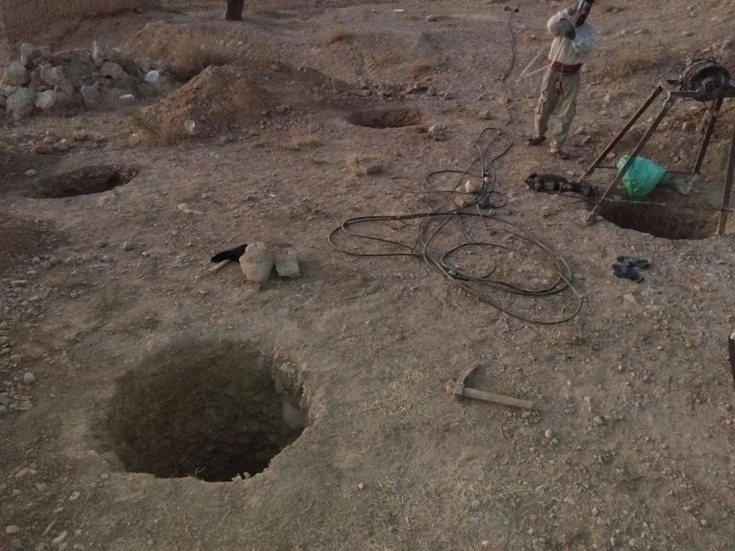 چاکن مغنی چاه کنی|خدمات پیشه و مهارت|اسفراین, |دیوار