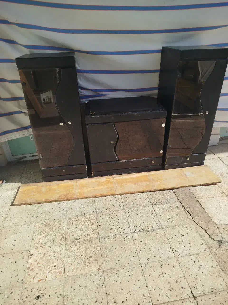 میز تلویزیون قدیمی|بوفه، ویترین، کنسول|لنجان, |دیوار