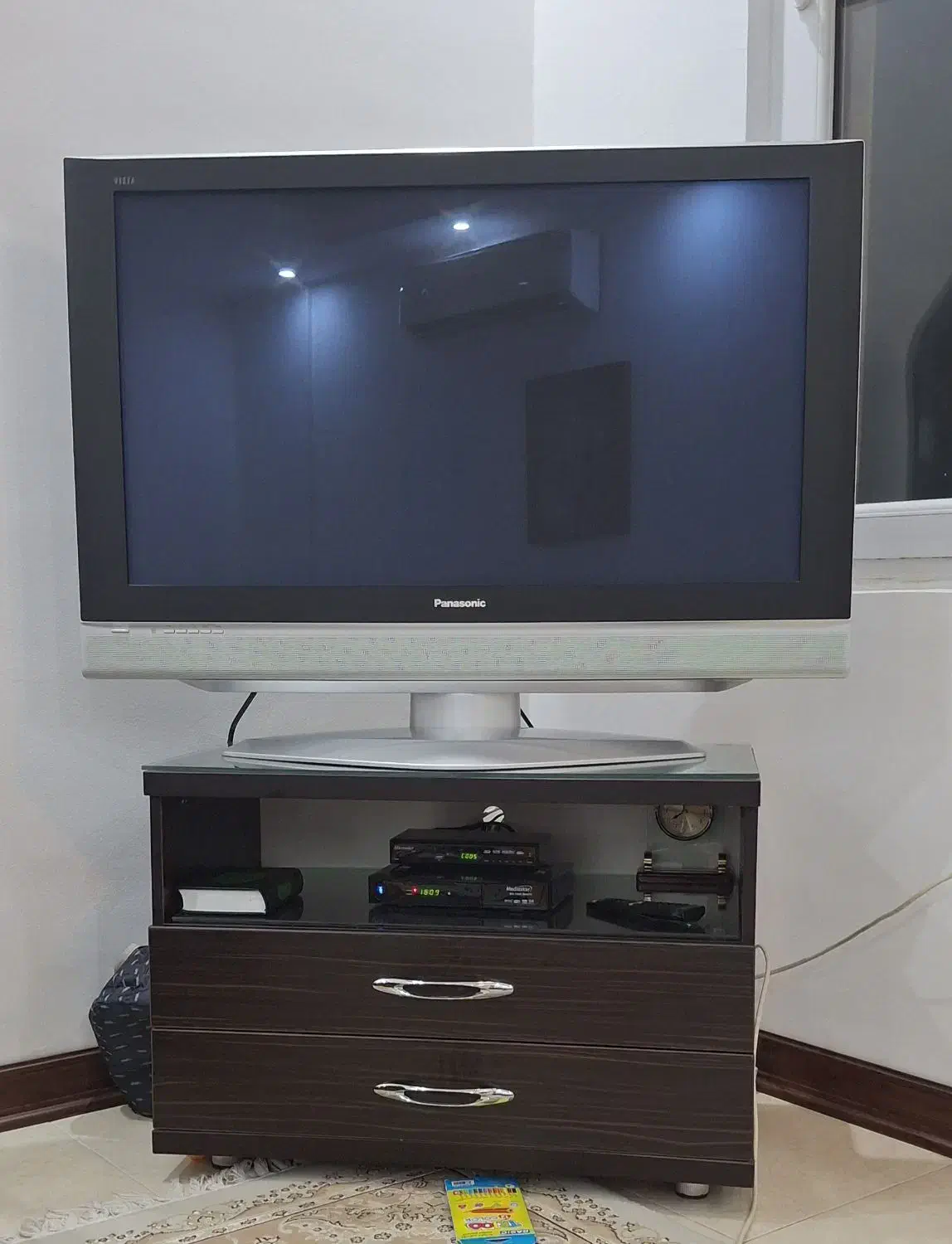 تلوزوین پاناسونیک به همراه میز|تلویزیون و پروژکتور|کیش, |دیوار