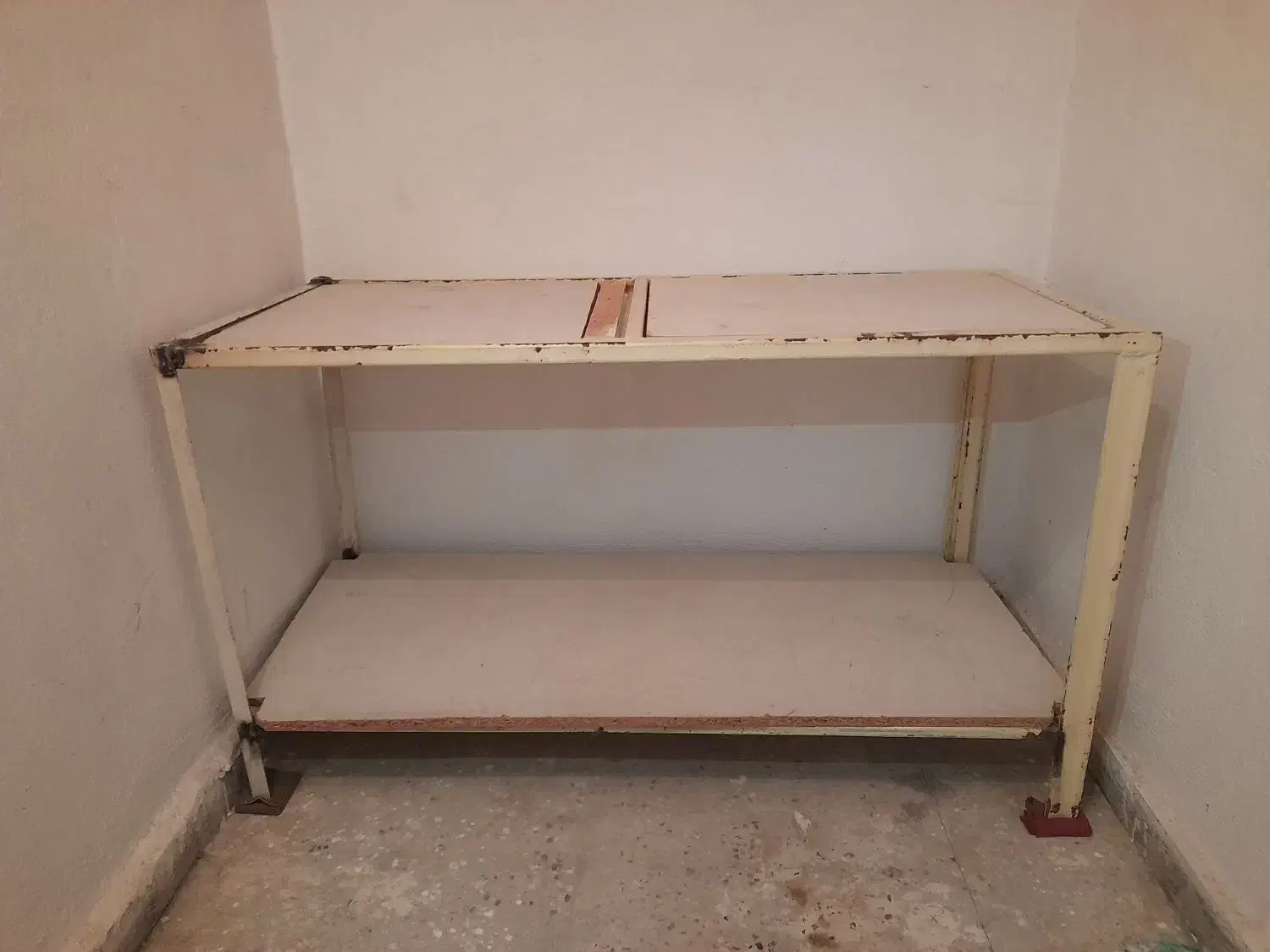 چهار پایه اهنی بزرگ|کتابخانه، شلف، قفسههای دیواری|یاسوج, |دیوار