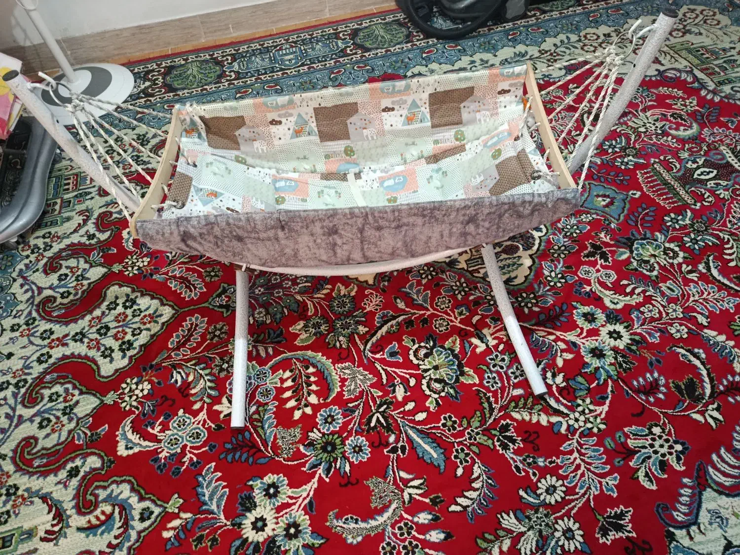 گهواره|تخت و صندلی بچه|شیراز, کوشک میدان|دیوار