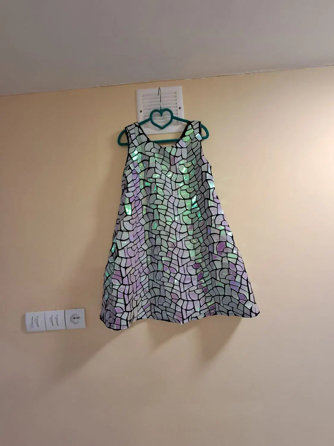 پوشاک|لباس|تاکستان, |دیوار