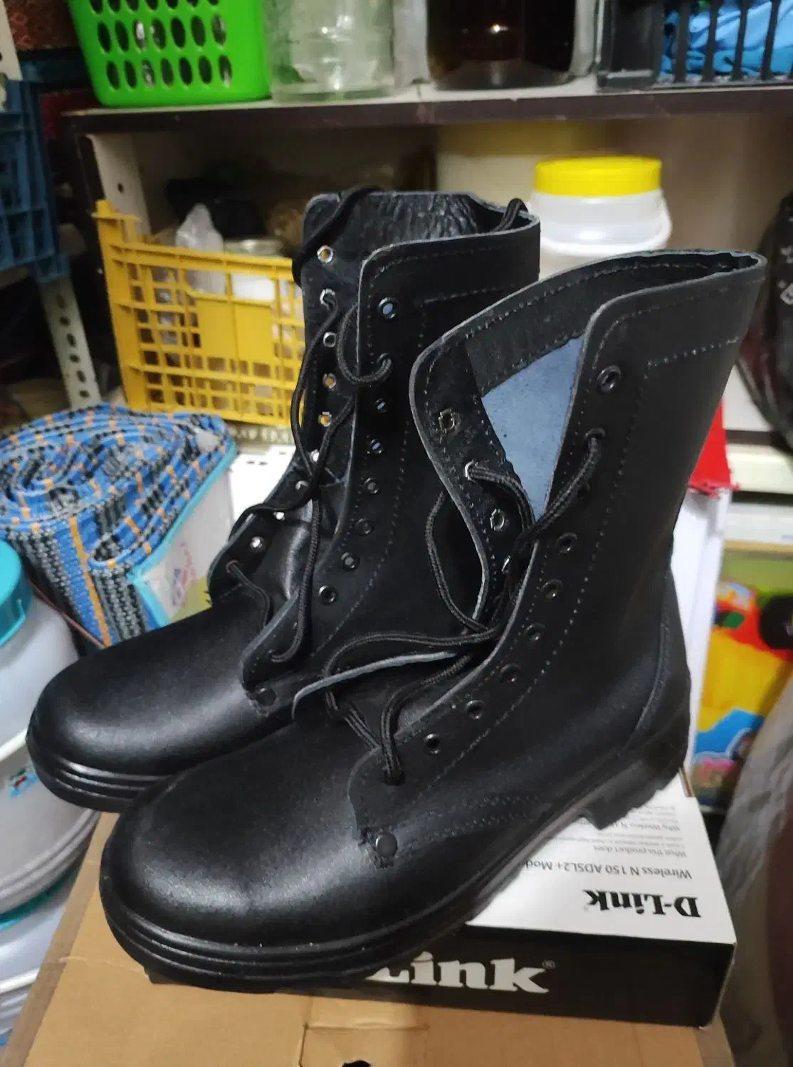 کفش|کیف، کفش، کمربند|هشتگرد, شهرک بعثت|دیوار