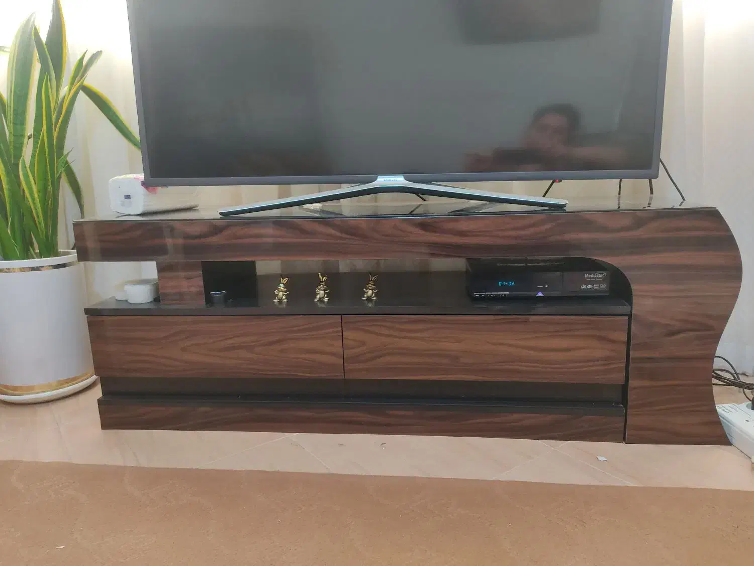 میز تلویزیون دو رو سفید و قهوه ای|میز تلویزیون|تهران, خلیج فارس|دیوار