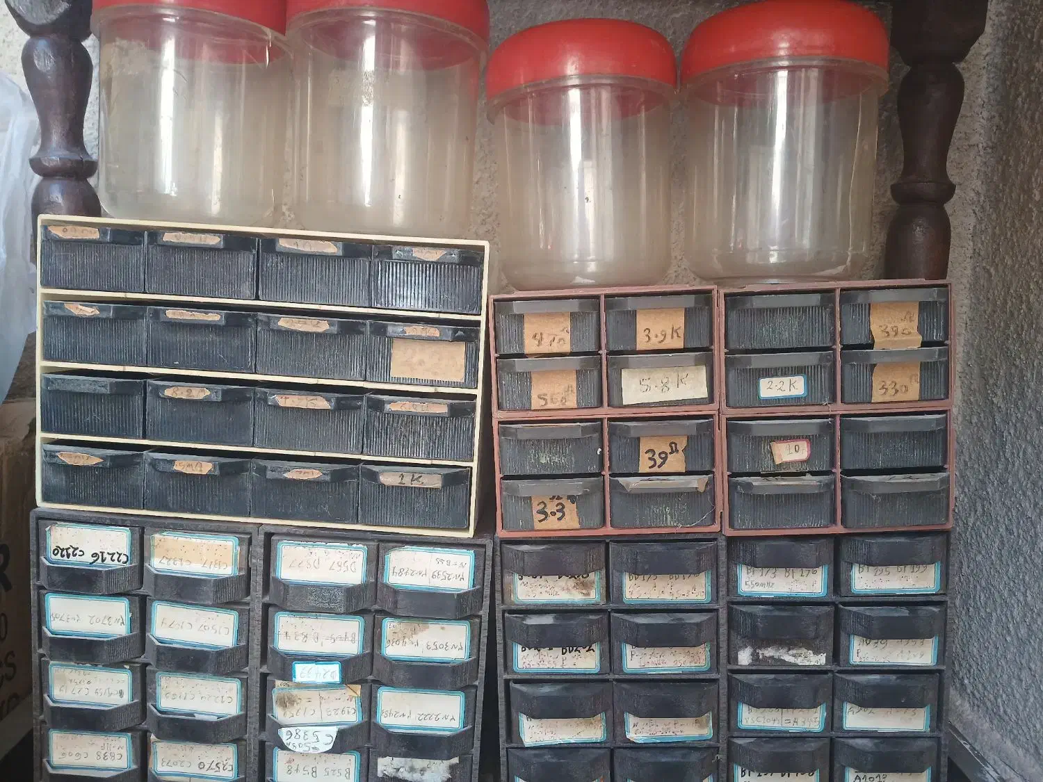 تعدادی قوطی و جعبه جهت قطعات ریز|قطعات و لوازم جانبی رایانه|نیریز, |دیوار