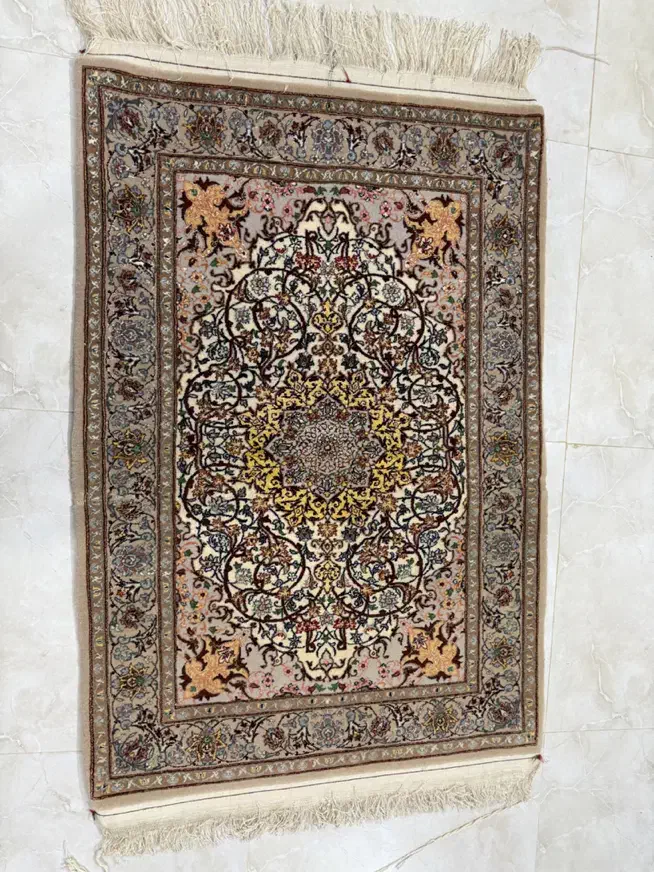 قالی دستباف ابریشم در ابریشم ۷صدتایی مستقیم بافنده|فرش|شاهین‌شهر, گزبرخوار|دیوار