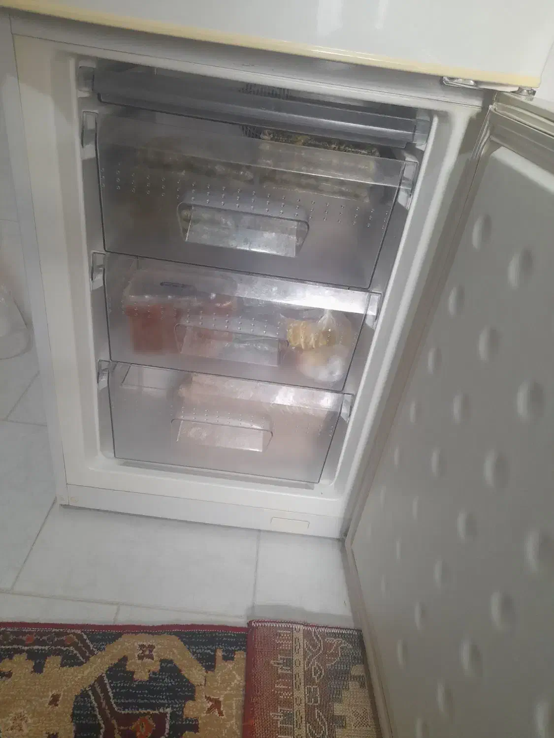 یخچال فریزر هایسنس (صحنه)|یخچال و فریزر|صحنه, |دیوار