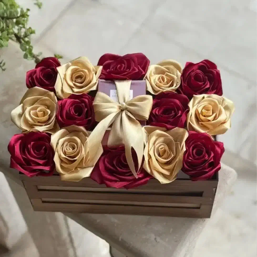 گل رز. روبانی  دسته گل و باکس گل|گل مصنوعی|کاشان, صنعت|دیوار