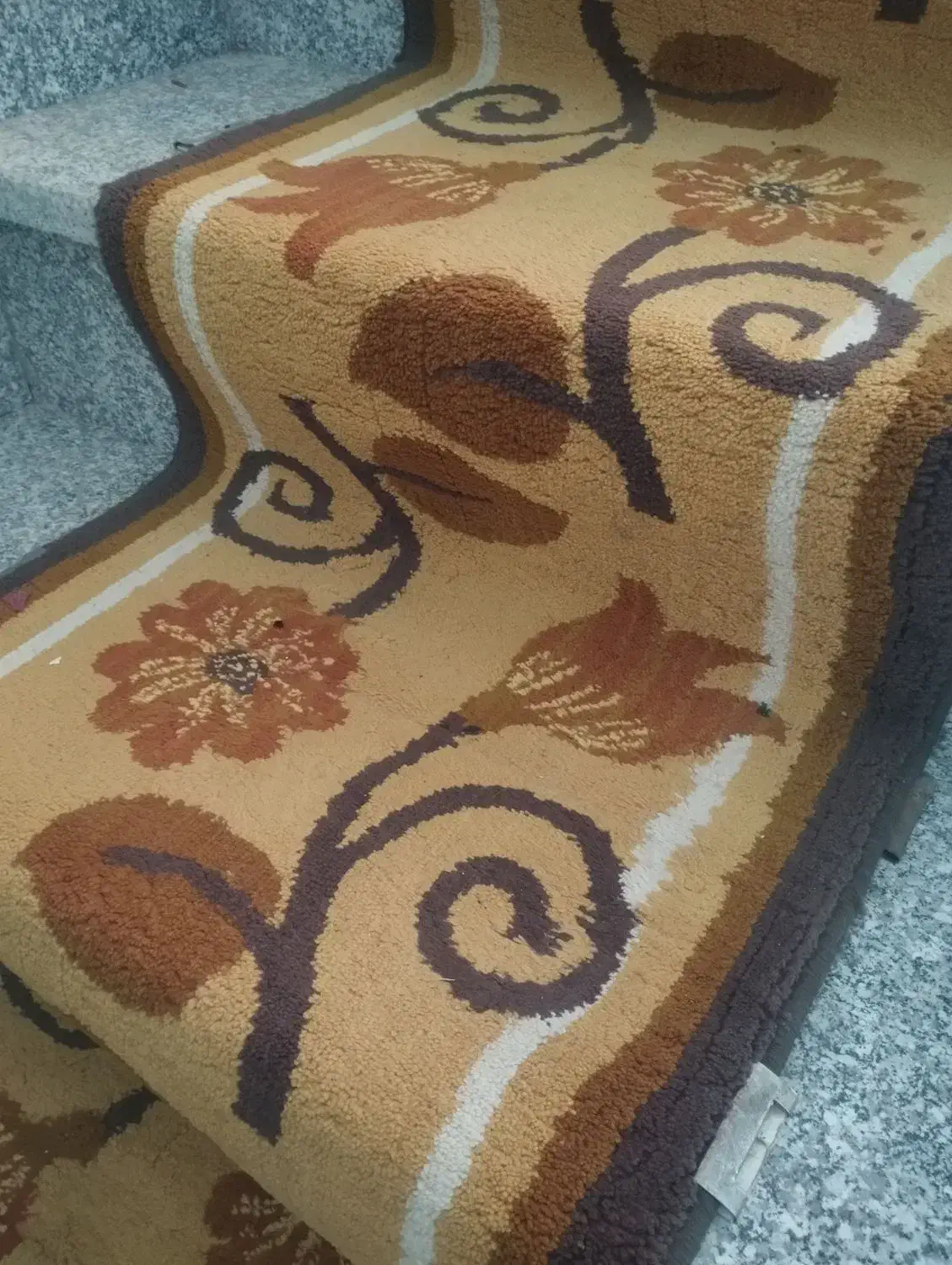 فرش راه پله سالم|فرش|مراغه, |دیوار