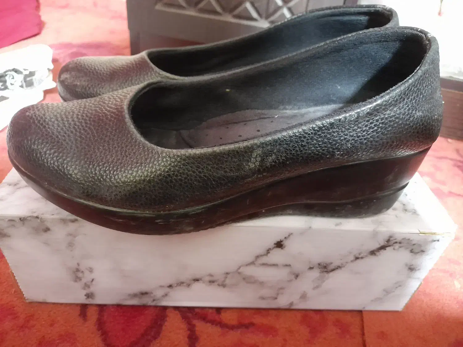 کفش|کیف، کفش، کمربند|ایوان, |دیوار