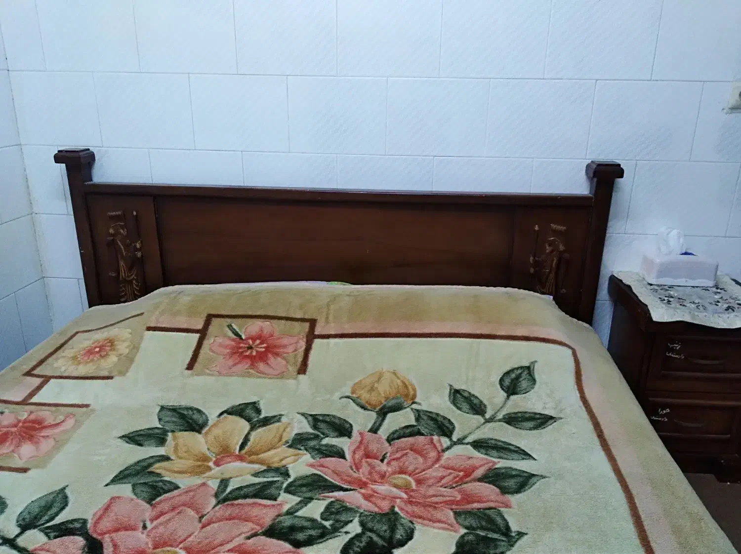 تخت خواب دو نفره.بهمراه یک پاتختی|تخت و سرویس خواب|خوی, |دیوار