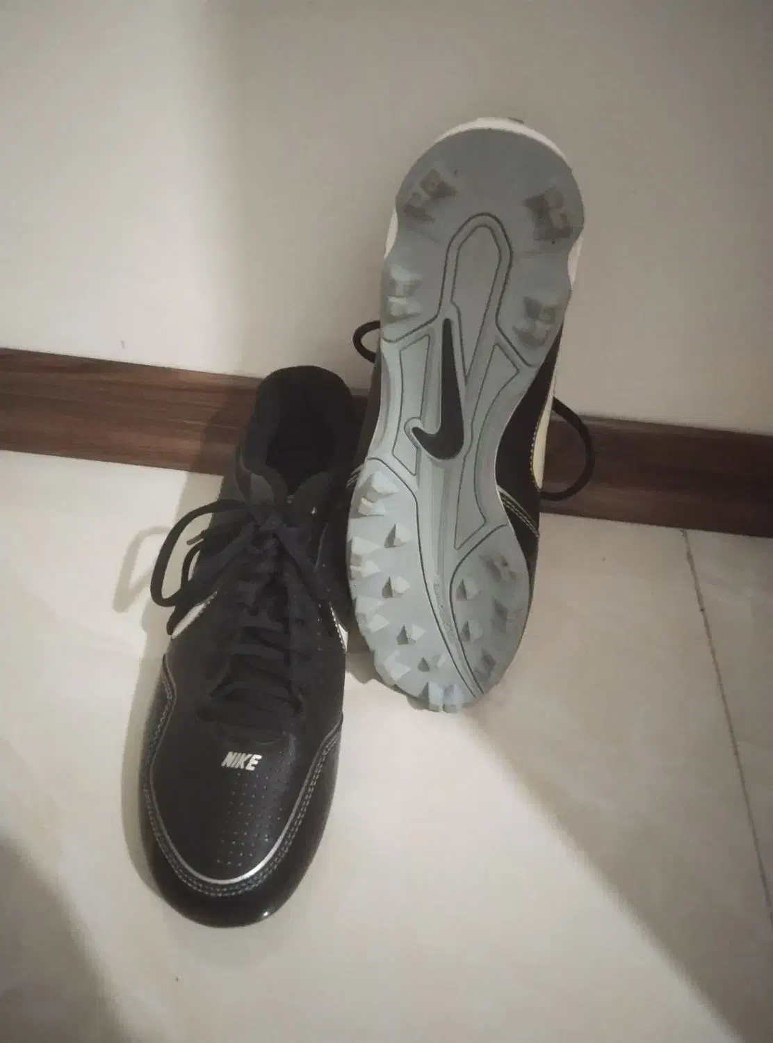 کتونی نایک اورجینال|کیف، کفش، کمربند|اندیشه, اندیشه فاز ۳|دیوار