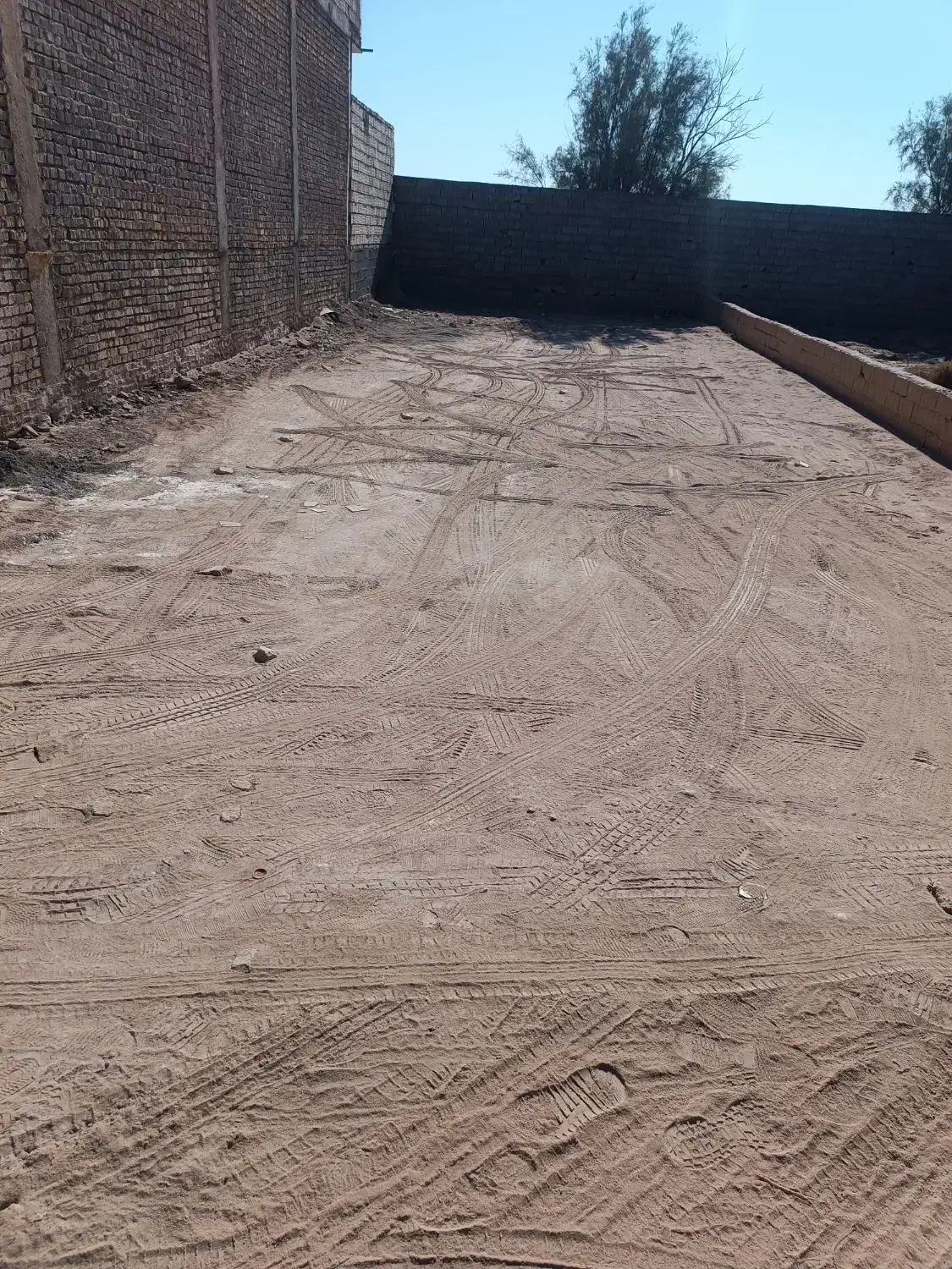 زمین شفته شده موقعیت خوب برای سرمایه گذاری|فروش زمین و ملک کلنگی|بافق, |دیوار