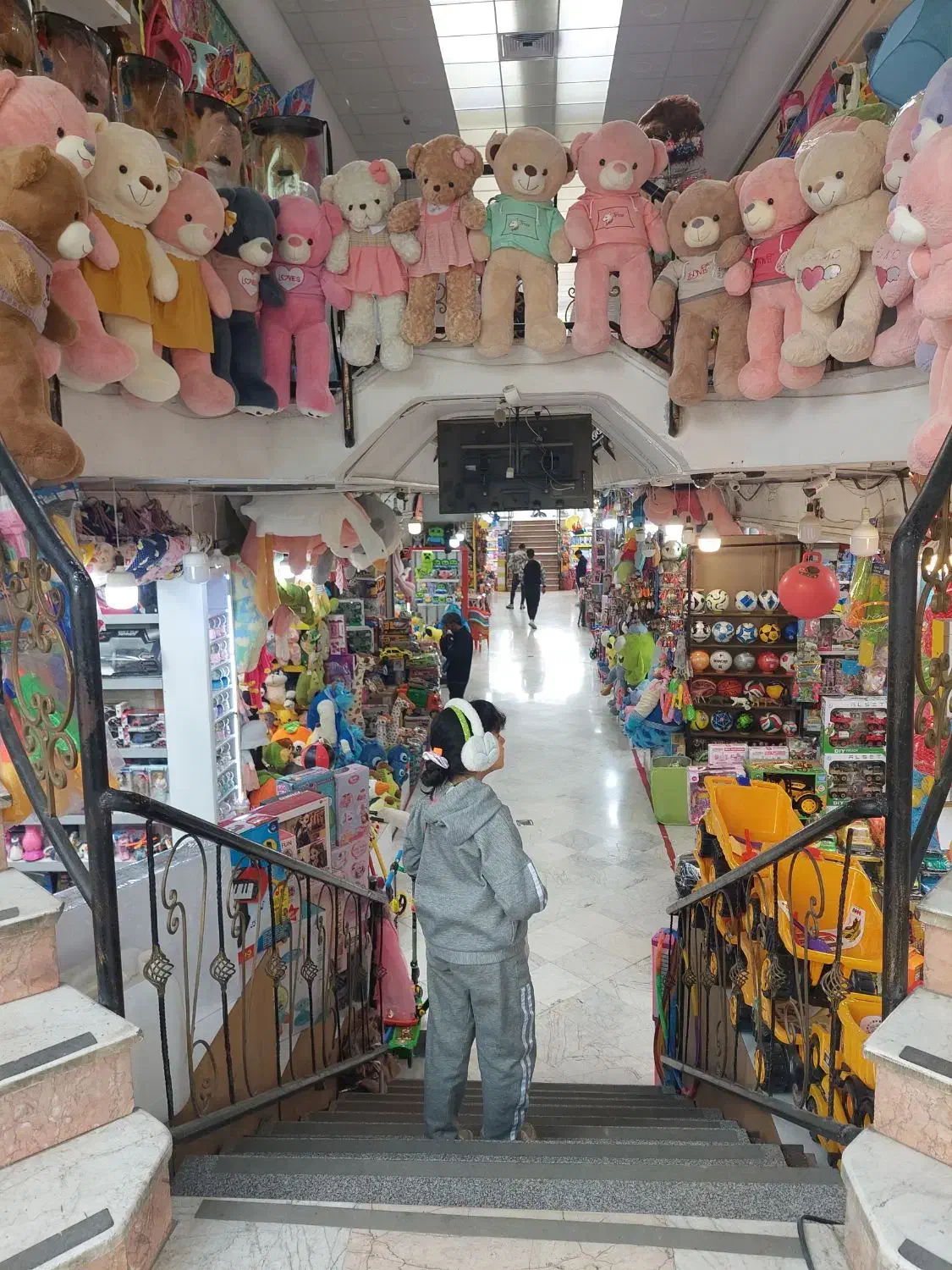 مغازه فروشی در قلب بازار اسباب بازی فروشان|فروش مغازه و غرفه|مشهد, مصلی (کارمندان اول)|دیوار