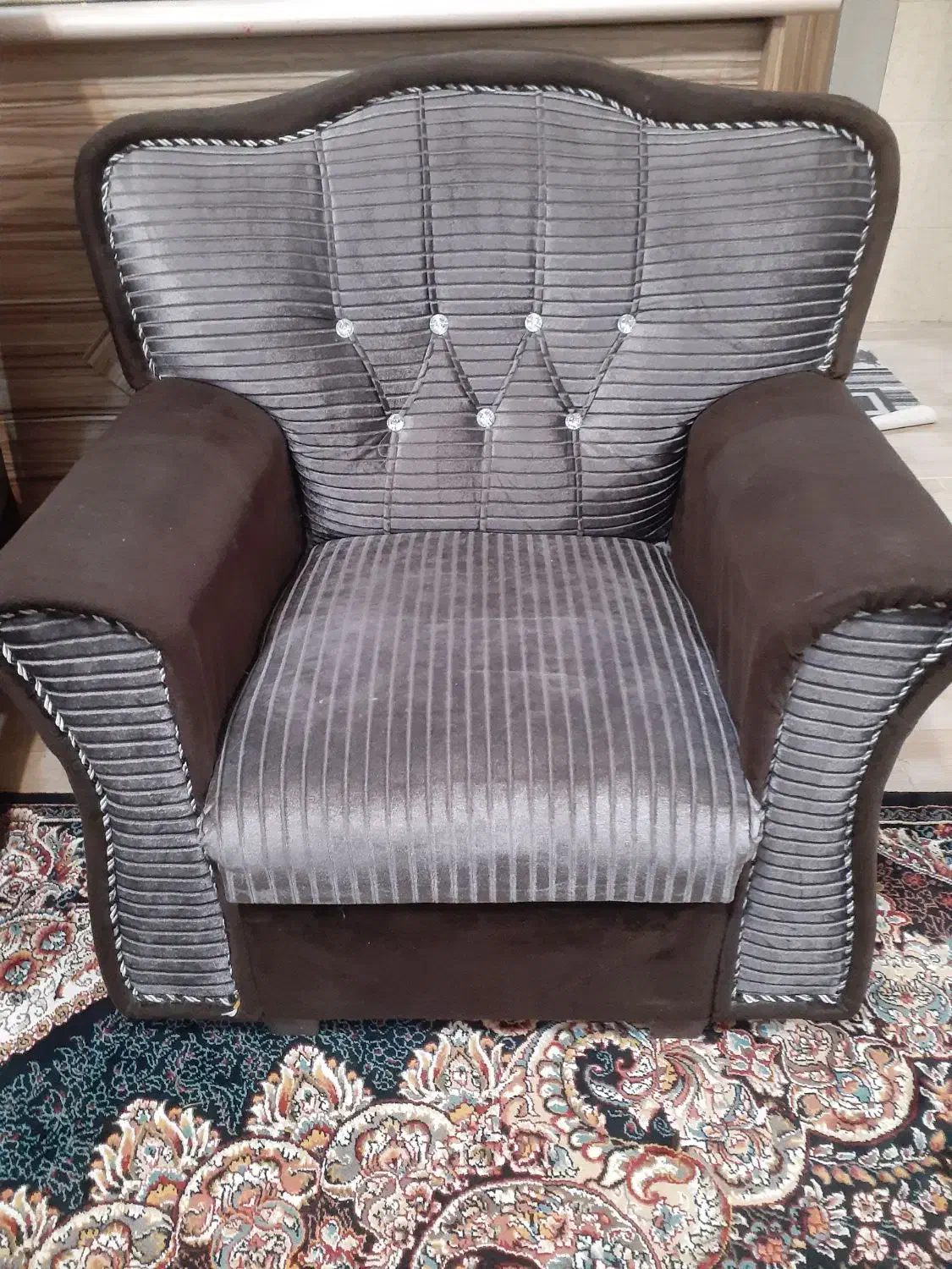 مبل راحتی ۷ نفره|مبلمان خانگی و میز عسلی|رشت, دخانیات|دیوار