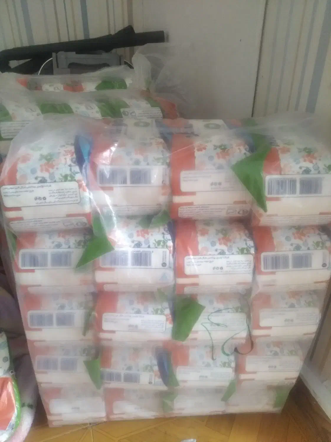 تعدادی دستمال کاغذی و دستشویی|مواد شوینده و دستمال کاغذی|تهران, تهرانپارس شرقی|دیوار