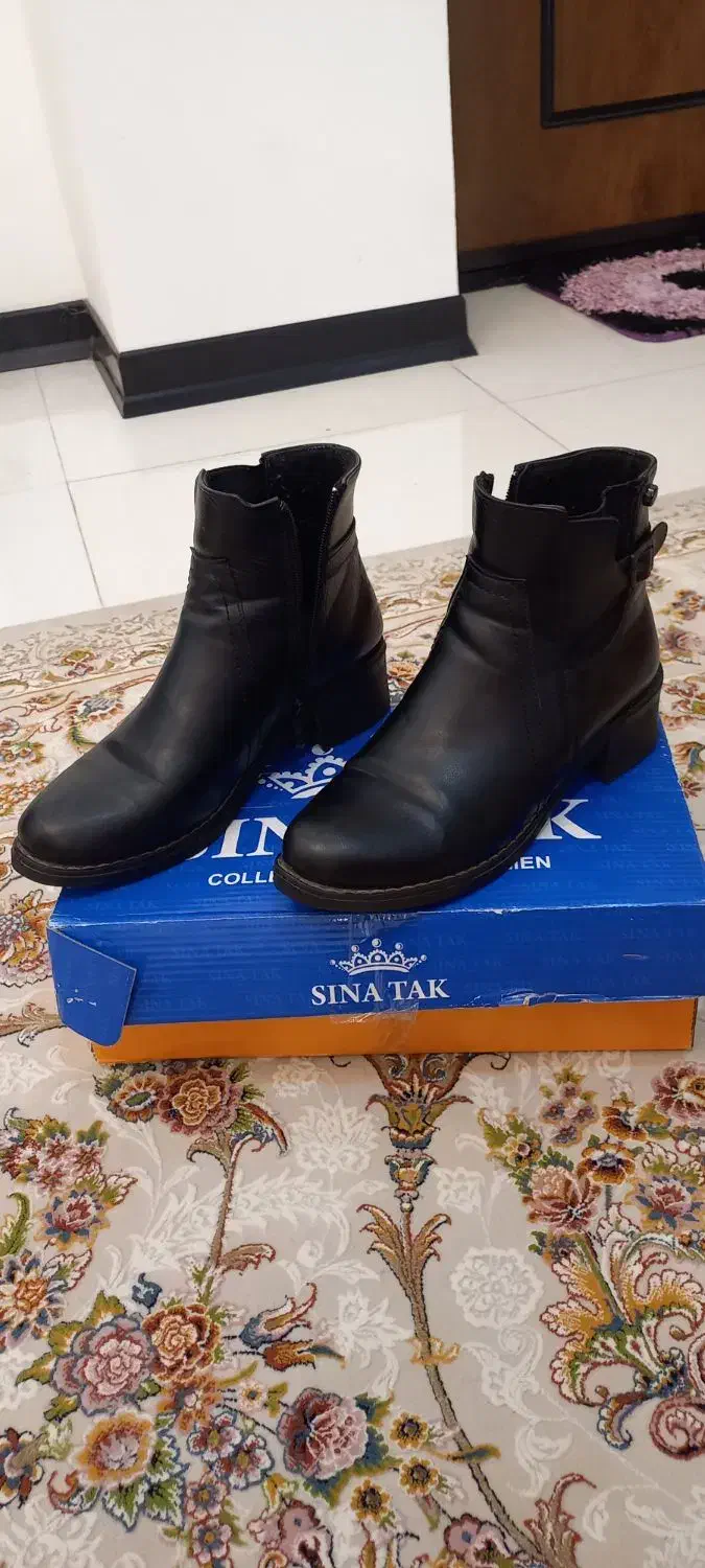 بوت|کیف، کفش، کمربند|بابل, |دیوار