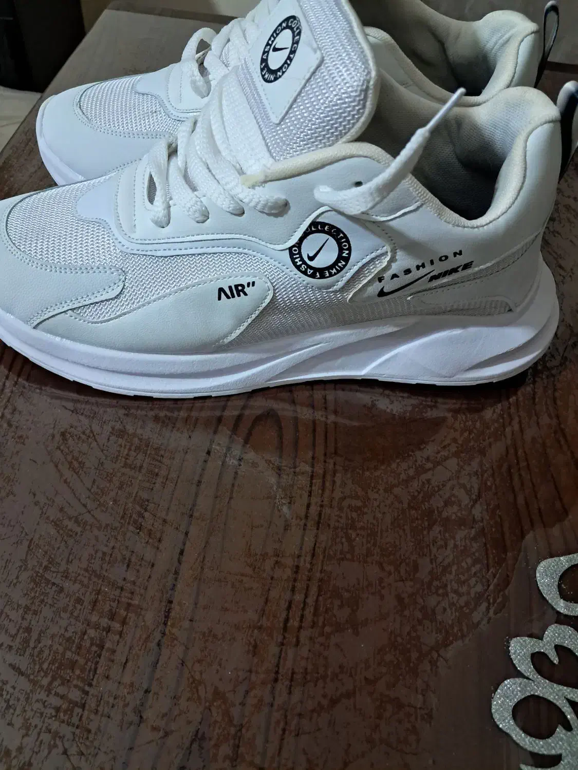 کتانی سفید فقط پانصد هزار تومان|کیف، کفش، کمربند|رشت, بوسار|دیوار