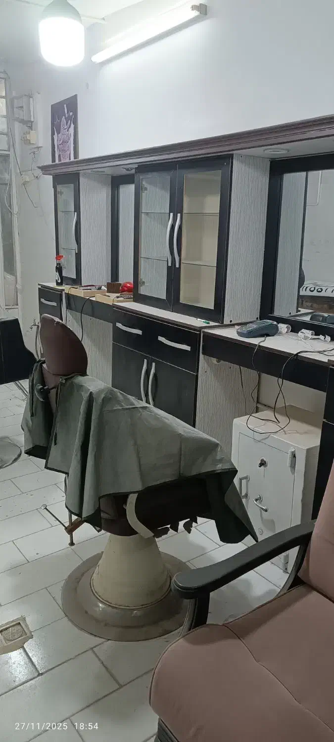 تجهیزات آرایشگاهی|آرایشگاه و سالن‌های زیبایی|اردکان, |دیوار