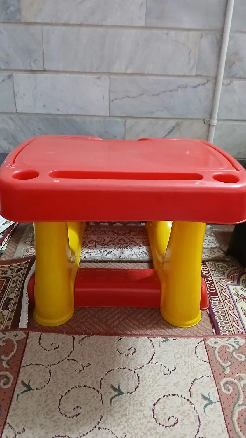 میز تحریر سالم وشیک|اسباب و اثاث بچه|قم, شهدا|دیوار