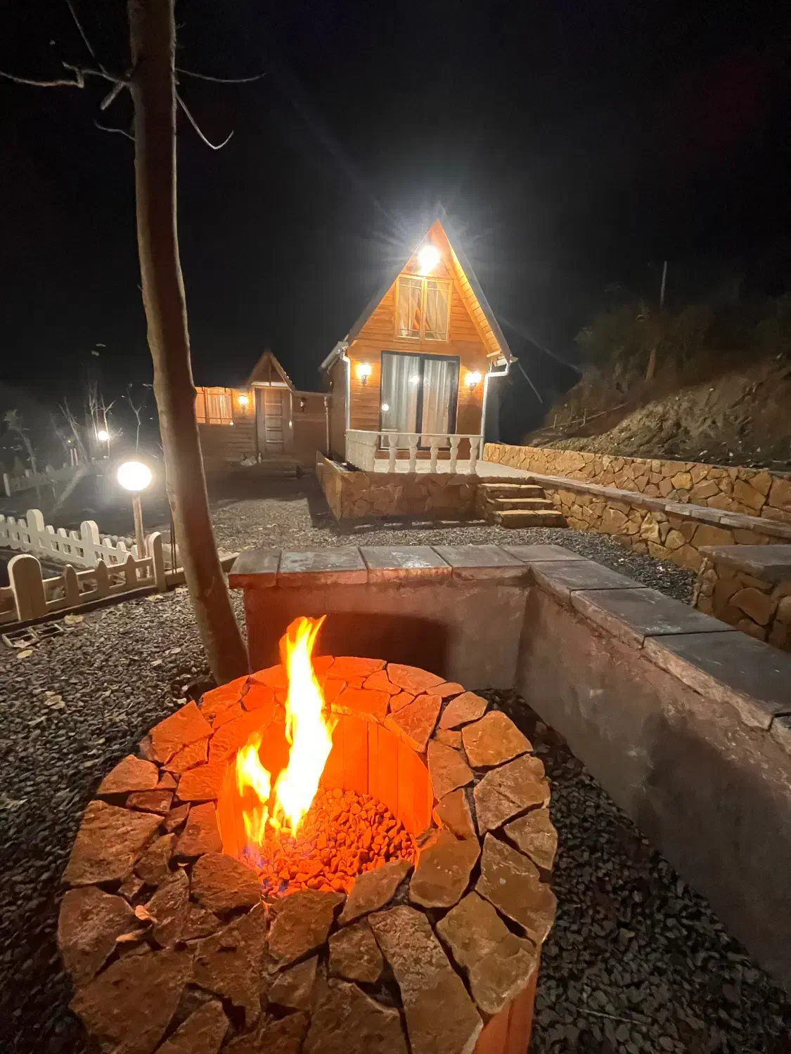 کلبه چوبی سوئدی|اجارهٔ کوتاهمدت ویلا و باغ|لاهیجان, آهندان|دیوار