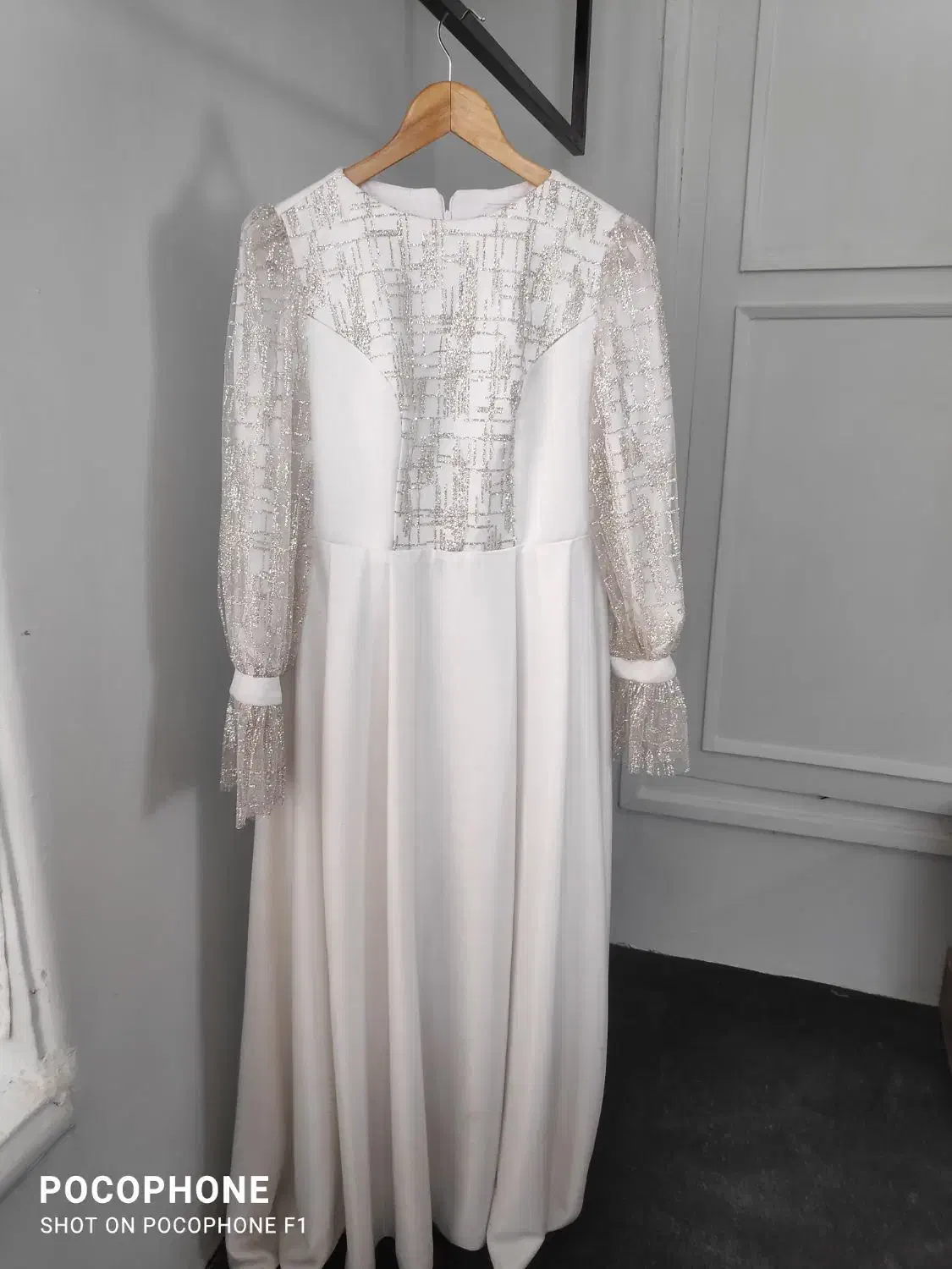 پیراهن محضر|لباس|نیشابور, دارایی|دیوار