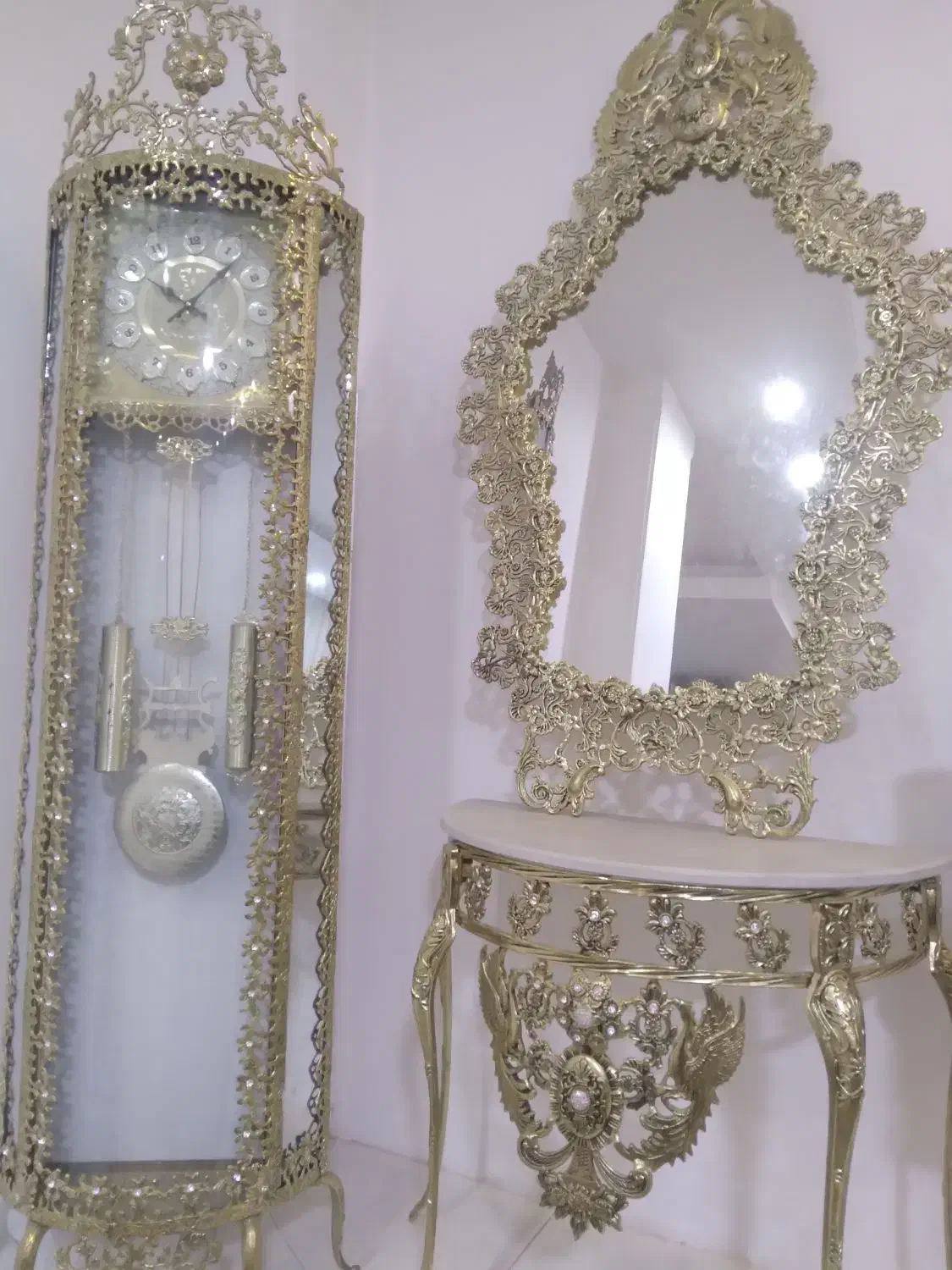 آیینه و ساعت برنزی|آینه|قم, باغ پنبه|دیوار