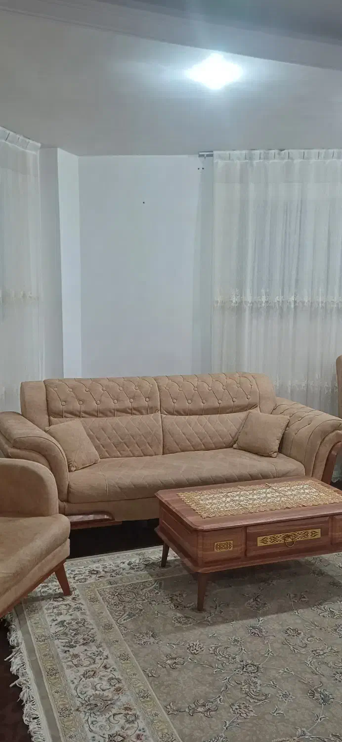 یک مبل سه نفره بسیار تمیز|مبلمان خانگی و میز عسلی|اهواز, فاز ۲ پادادشهر|دیوار
