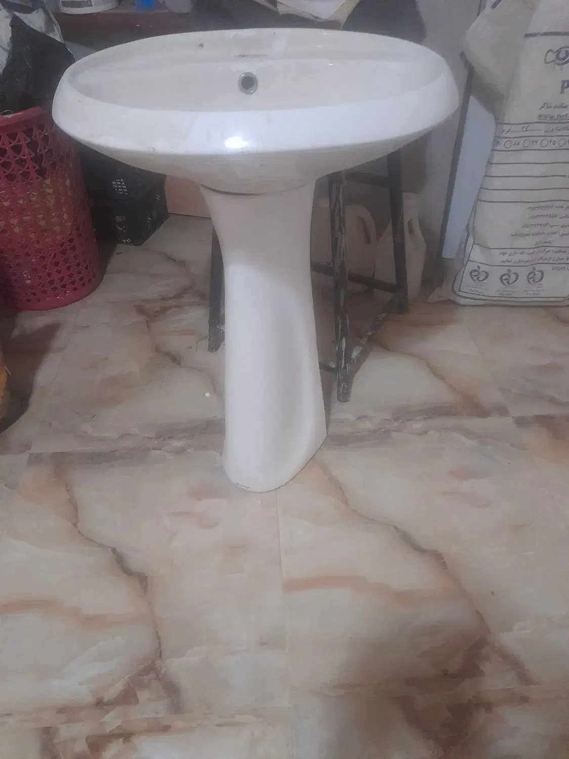 روشویی بزرگ وشیر روشویی|لوازم سرویس بهداشتی|سنندج, |دیوار