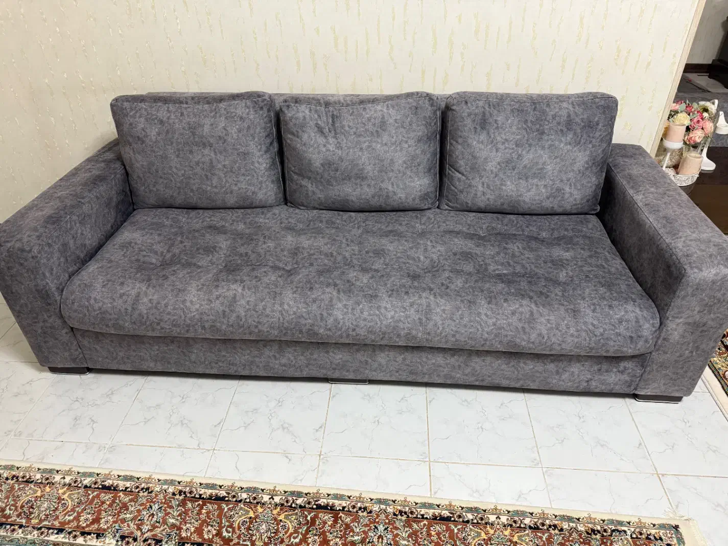 مبل سه نفره با جلو مبلی|مبلمان خانگی و میز عسلی|جم, |دیوار