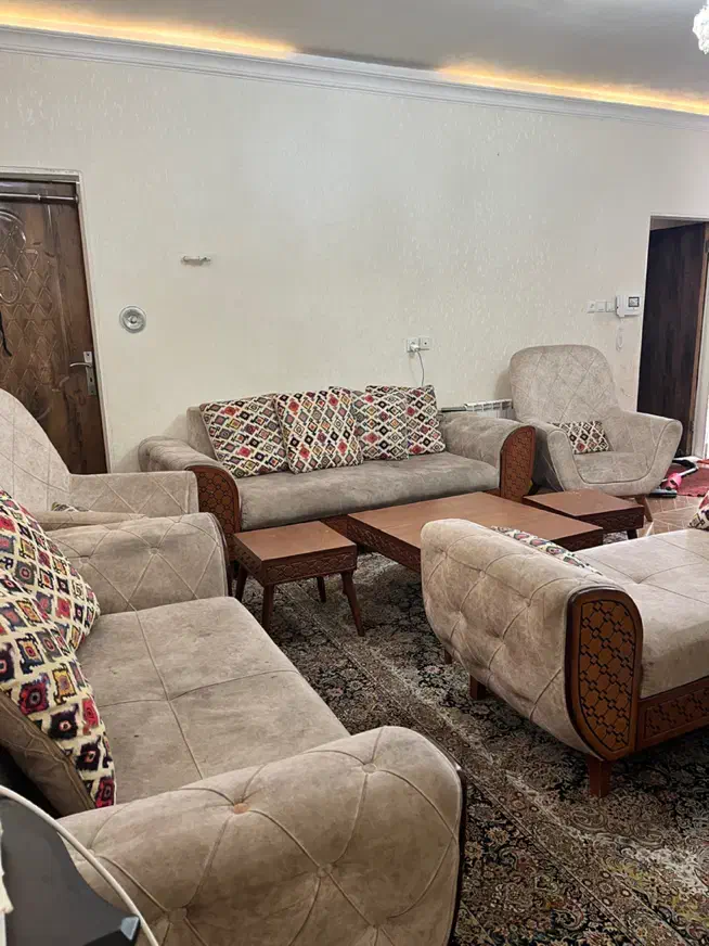 مبل ۹ نفره با شزلون و میز جلو مبلی|مبلمان خانگی و میز عسلی|رشت, باهنر|دیوار