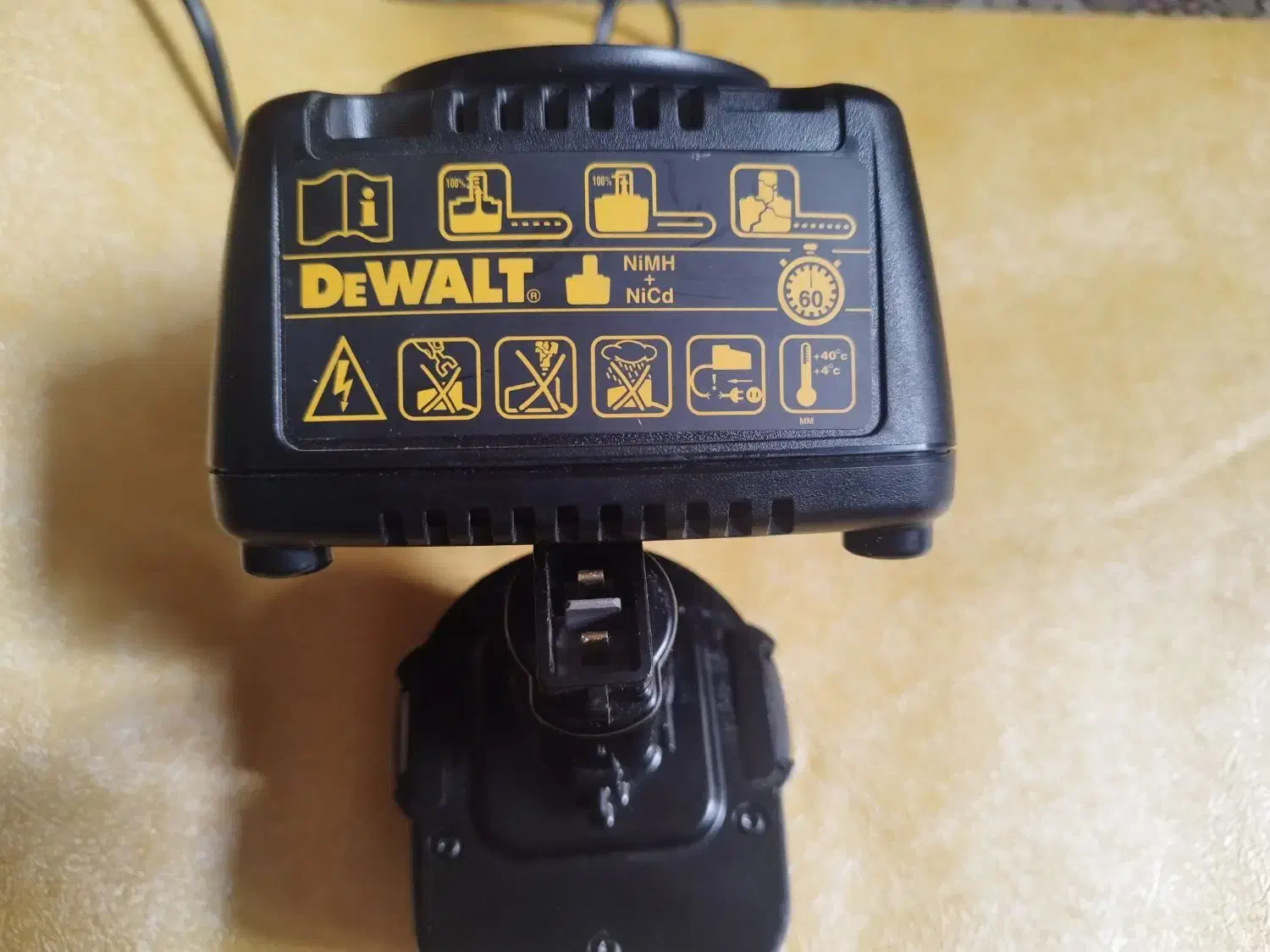 باطری وشارژر دیوالت|ابزارآلات|شیراز, لاله|دیوار