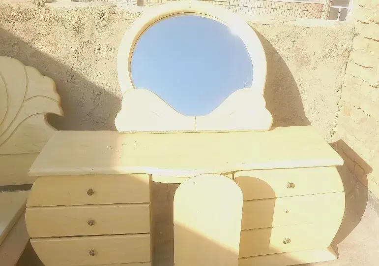 تخت و میز آرایش|تخت و سرویس خواب|نجف‌آباد, رجایی شمالی|دیوار