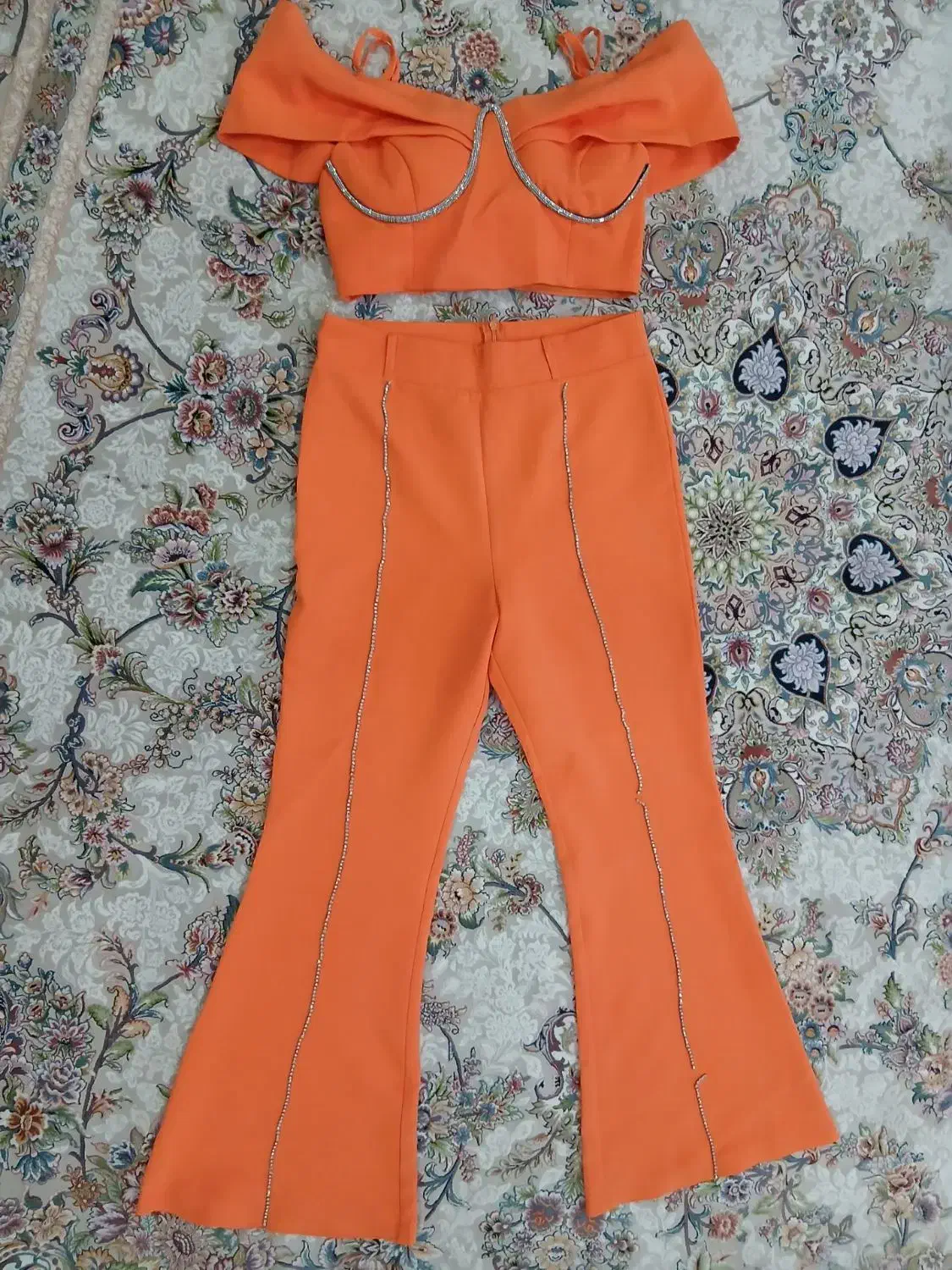 لباس نارنجی|لباس|نسیم‌شهر, |دیوار