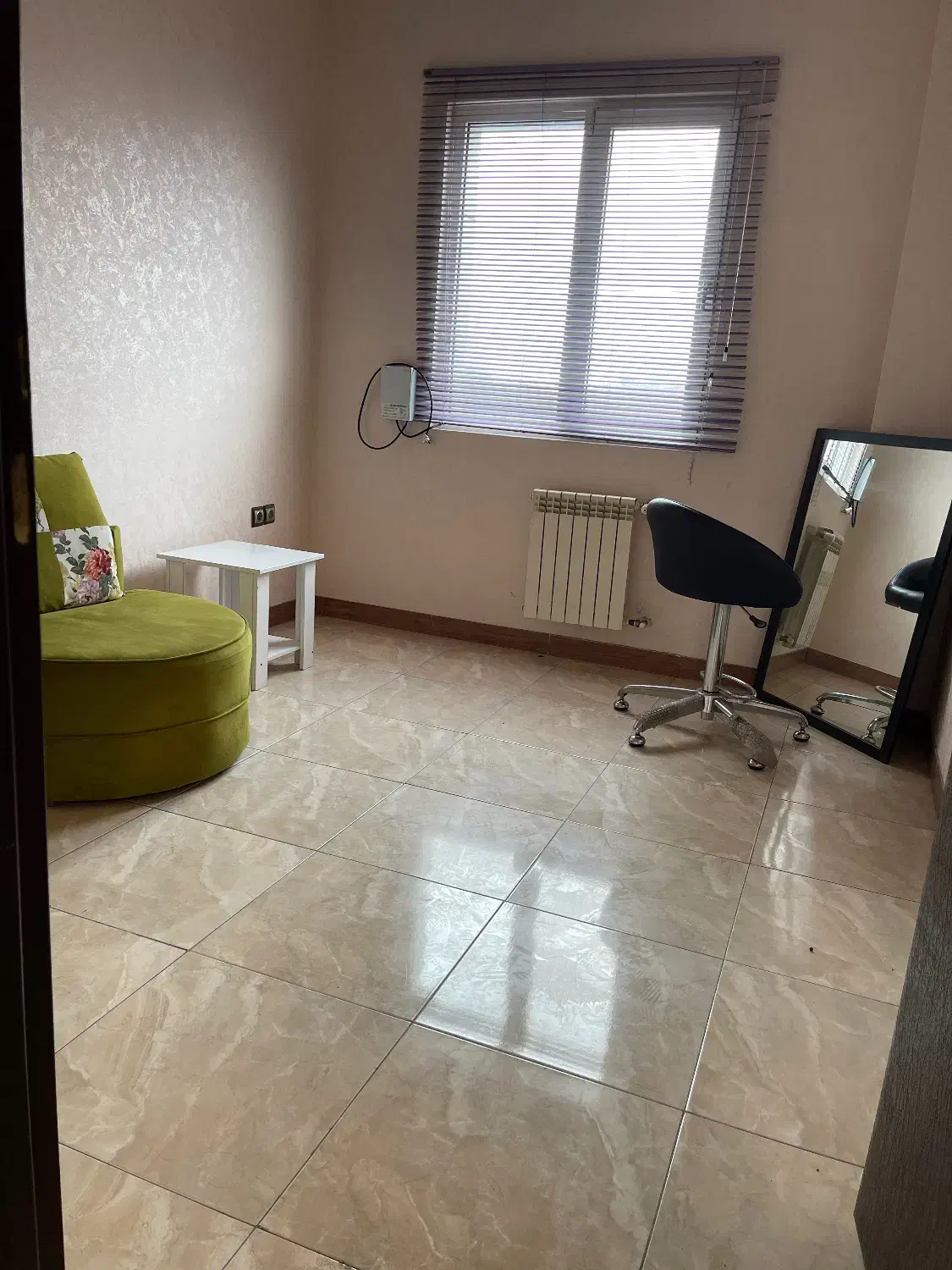 سالن زیبایی|خدمات آرایشگری و زیبایی|رشت, رشتیان|دیوار