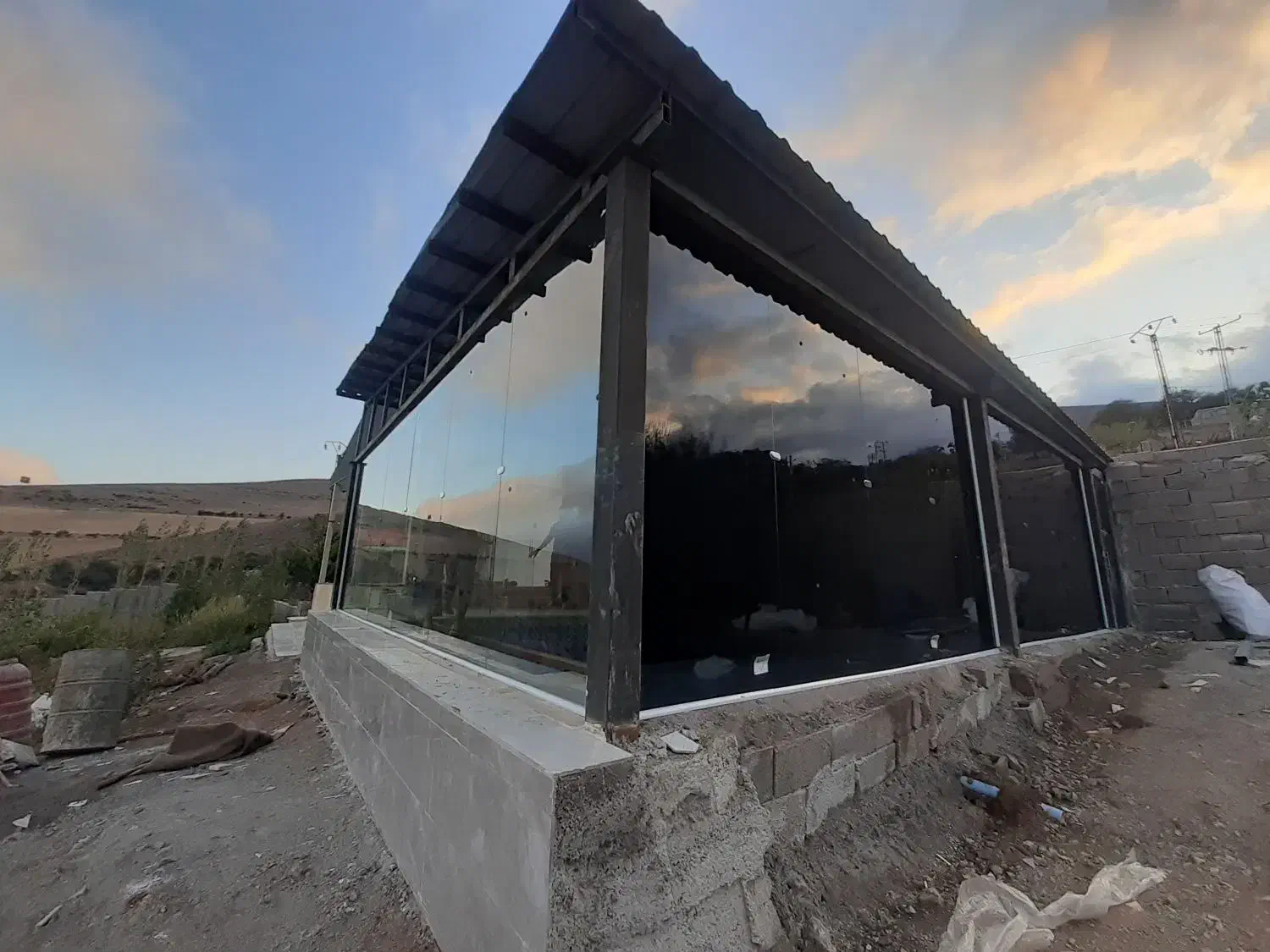 تعمیر تهیه و نصب شیشه سکوریت و کرکره برقی آرتیسان|خدمات پیشه و مهارت|رشت, جماران|دیوار