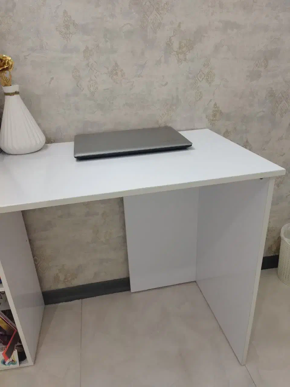 میزتحریر هایگلاس درجه یک همراه باچهارطبقه درحدنوو|میز تحریر و کامپیوتر|مشهد, امیریه|دیوار