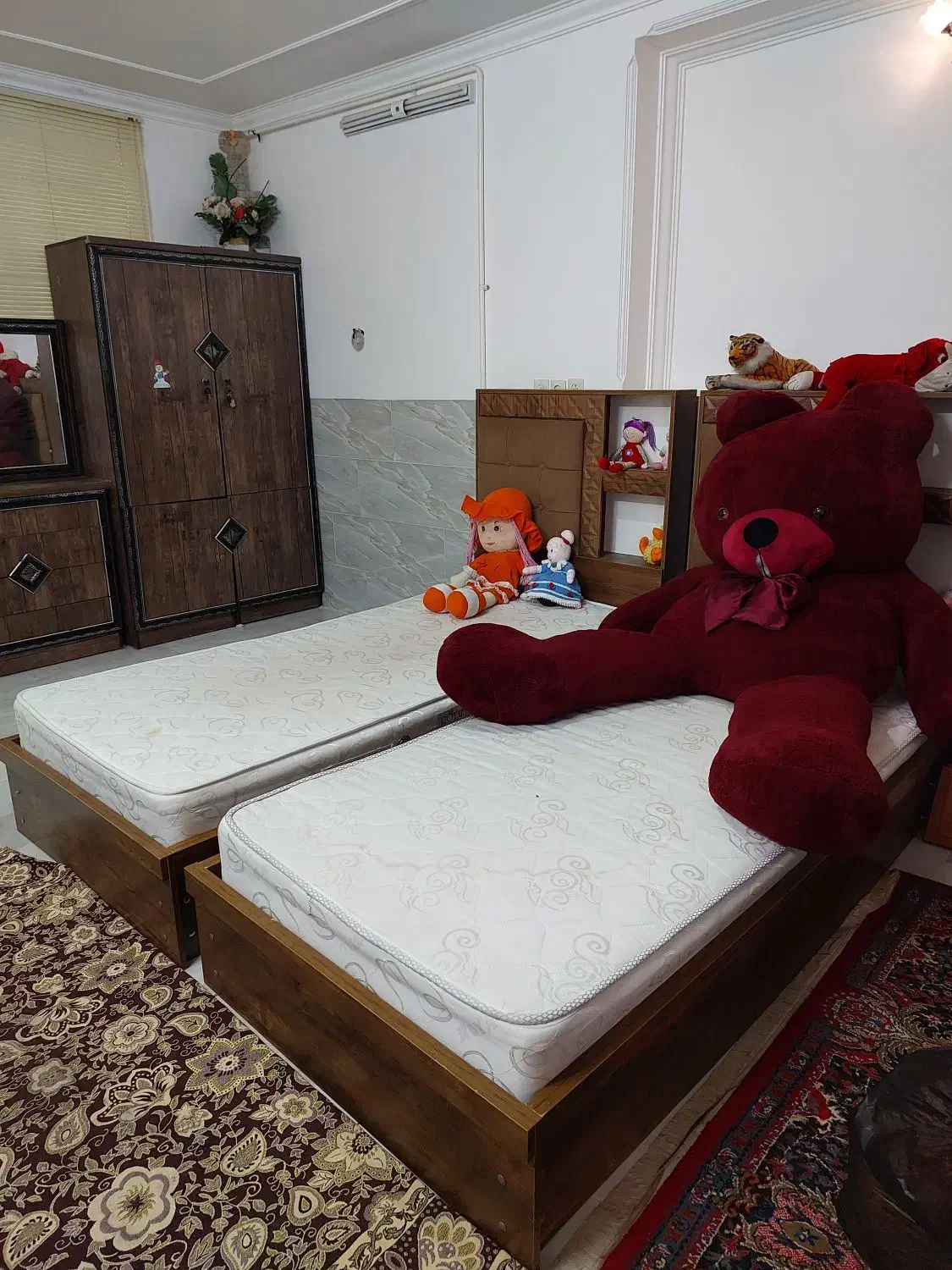 تخت یکنفر چوبی درحد نو|تخت و سرویس خواب|زارچ, |دیوار